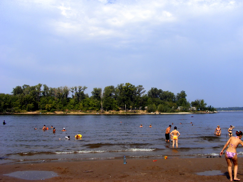 пляж на слиянии Криуши и Волги