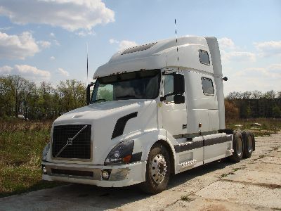 VOLVO белая красавица в поле.jpg