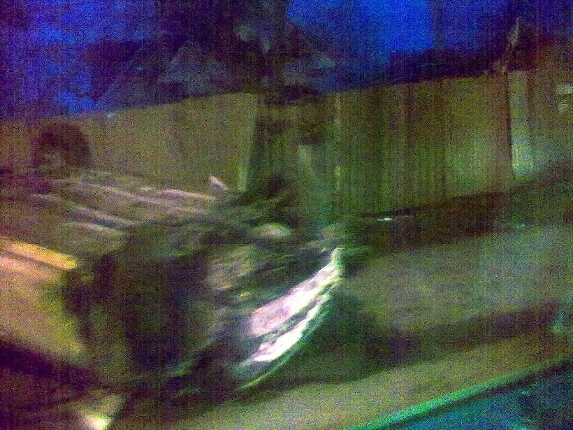 Лежит на крыше, на проезжей части, фарами в сторону Волги...