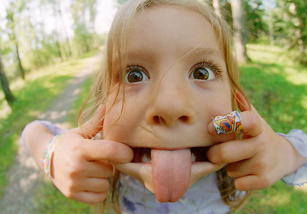 девочка показывает язык.jpg